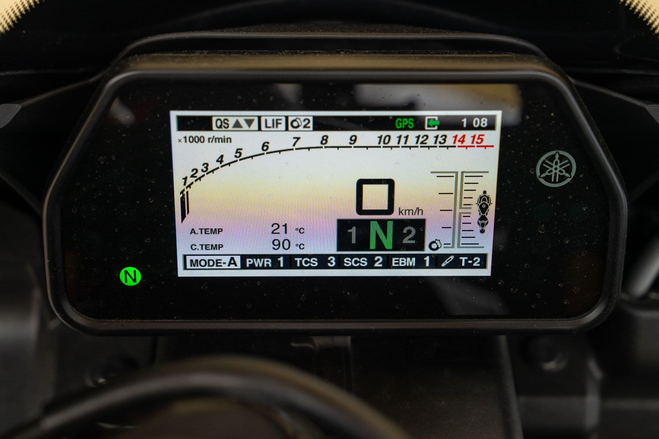 Instrumentpanelet på en Yamaha R1M med tenningen på og skjermen tent