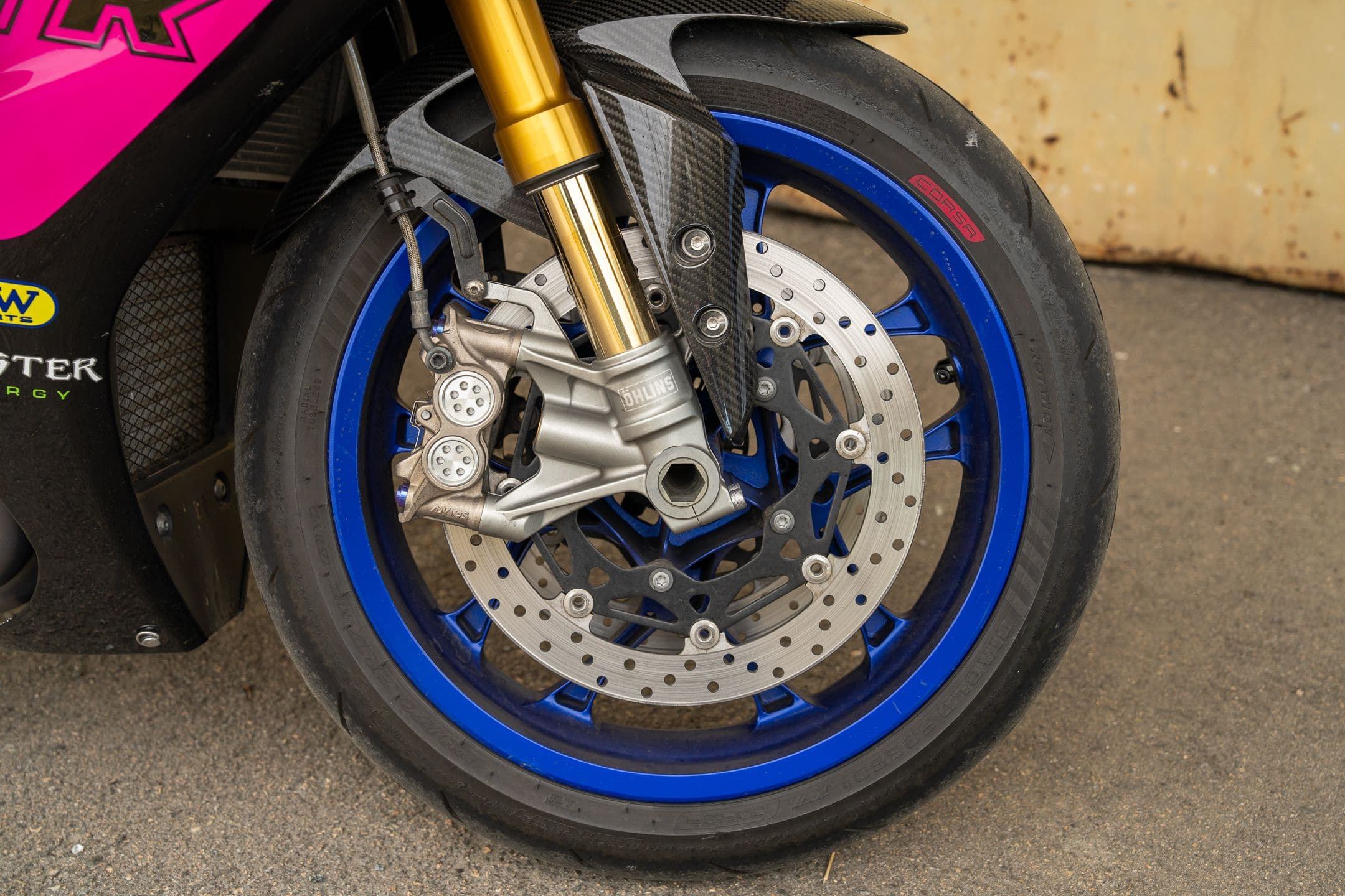 Nærbilde av forhjulet på en Yamaha R1M med bremseskiver, bremsekaliper og gullfarget forgaffel