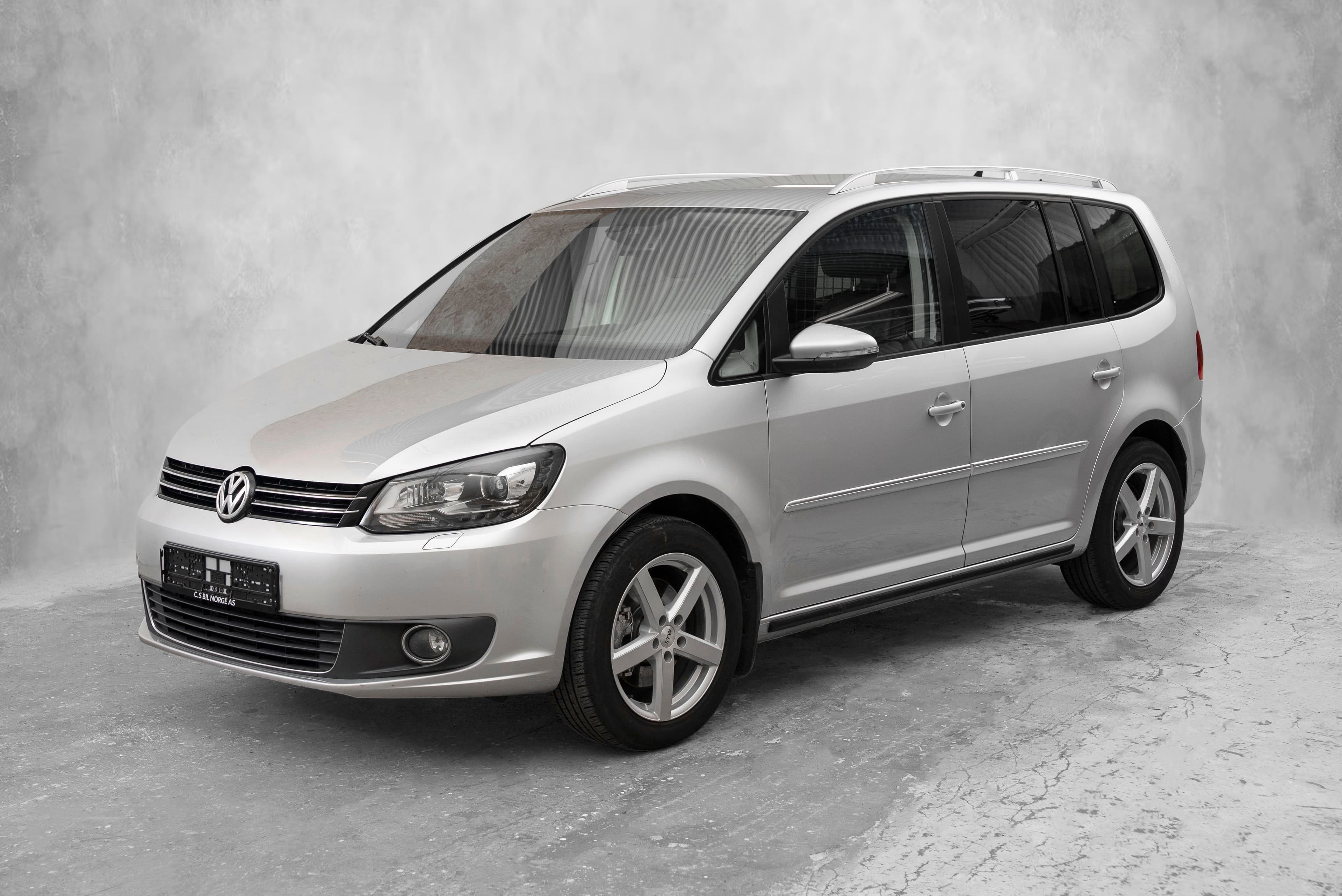 VW Touran familiebil, ferdig hovedbilde til bilannonse tatt av 182media i Sandefjord