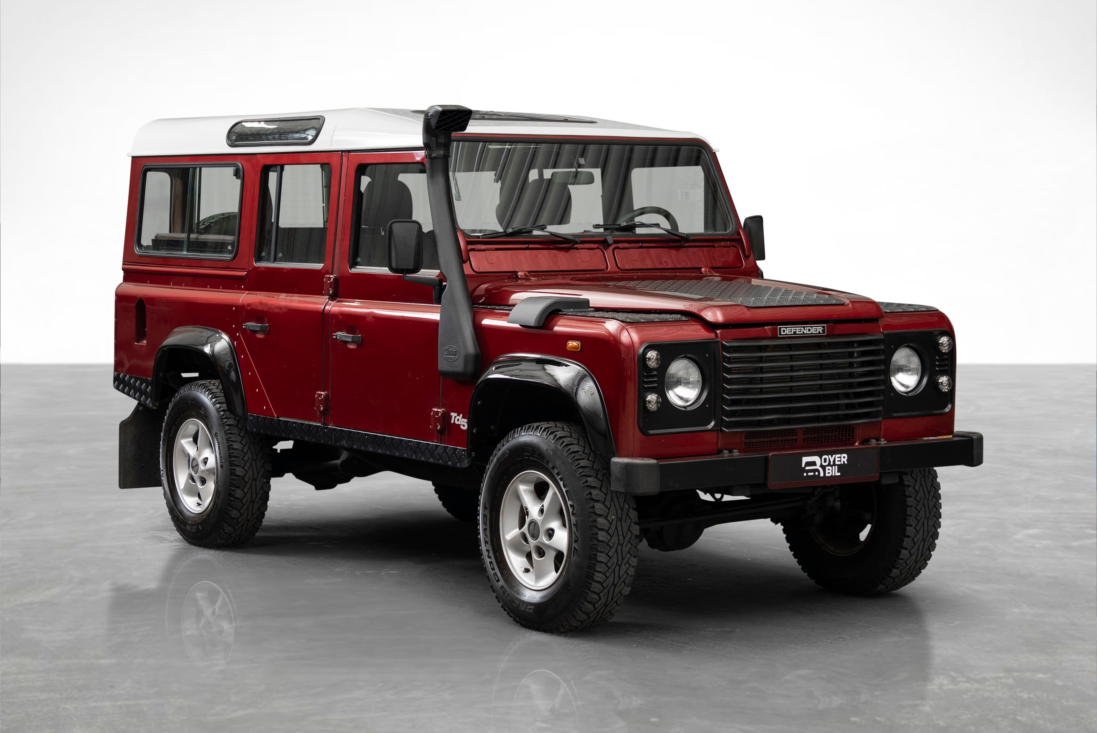 Land Rover med snorkel og store offroad-dekk, ferdig annonsebilde med endret bakgrunn